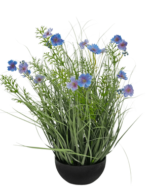 De Kunstgras paarse Gesang Bloem uiengraspot (56cm, brandvertragend) heeft kunstgras met groene bloemen en varenachtige bladeren in een zwarte pot, tegen een witte achtergrond.