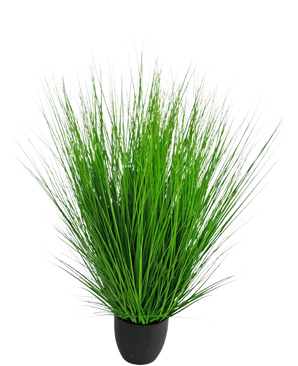 De Kunst Grasplant Ui 110 cm brandvertragend heeft een kleine zwarte pot met dichte, rechtopstaande, groene grasachtige sprieten die naar buiten waaieren.