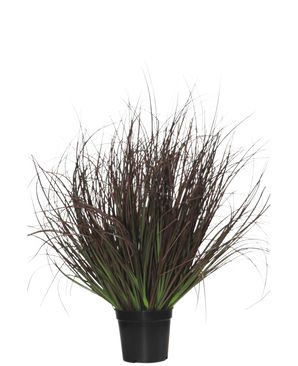 De Kunst Grasplant Lawn 50 cm brandvertragend heeft lange, dunne groene en donkerpaarse bladeren die uitwaaieren vanuit een zwarte plastic pot-een stijlvolle, veilige kunstplant voor elk interieur.