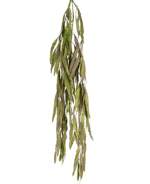 De Kunst hangplant Aloë Vera 102 cm heeft lange, smalle groene bladeren met gekartelde randen die naar beneden vallen tegen een effen witte achtergrond.